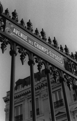 Black & White Photography - Avenue des Champs-Élysées